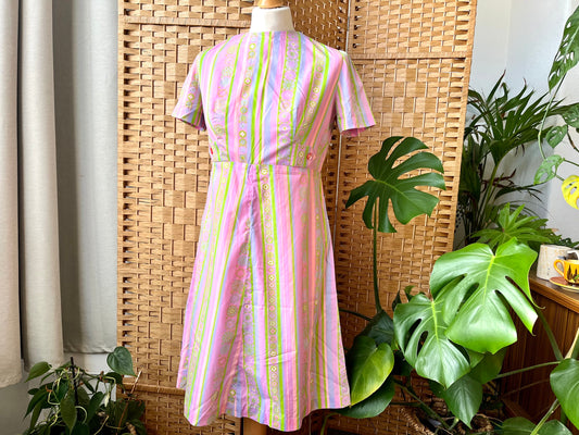 1960s pastel A line psychedelic stripe mod gogo pretty Twiggy esque shift dress, high neck, size M 10 12